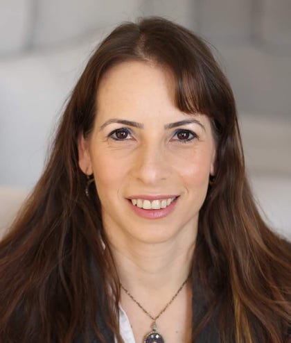 "כל לקוח מקבל יחס אישי ומקצועי". טובה בר. צילום: דליה בניטה "כל לקוח מקבל יחס אישי ומקצועי". טובה בר
