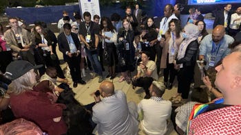 Una sentada de miembros del Movimiento Nacional No Comprometido en la Convención Nacional Demócrata en Chicago el miércoles.