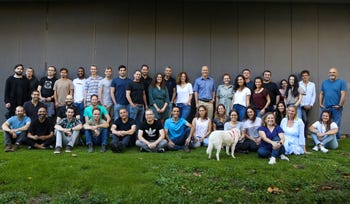 Una foto grupal de los empleados de DayTwo, en 2021.