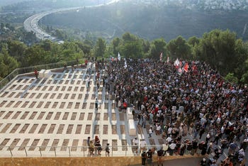 Los dolientes se reúnen para el entierro del rehén Hersh Goldberg-Polin, cuyo cuerpo fue recuperado junto con otros cinco rehenes en Gaza, durante el funeral en Jerusalén el lunes.