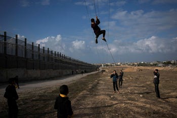 Palestinos desplazados junto a la frontera con Egipto, en Rafah, a lo largo de la ruta de Filadelfia, enero.