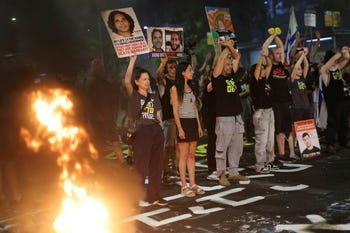 Manifestantes piden un acuerdo para liberar a los rehenes, Tel Aviv, el miércoles.