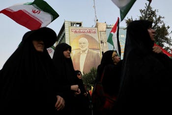 Una valla publicitaria con una foto del líder de Hamas, Ismail Haniyeh, se exhibe después de su asesinato en Teherán, Irán, en julio.