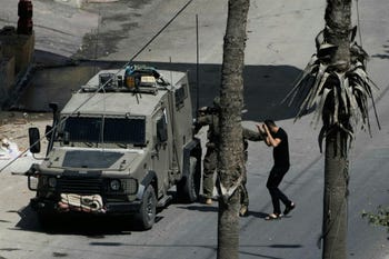 Soldados israelíes arrestan a un palestino durante una operación militar en Yenín, Cisjordania, el jueves.