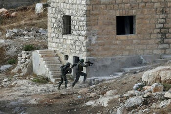 Las fuerzas de seguridad israelíes rodean un viejo edificio durante una redada en Hebrón, el domingo.