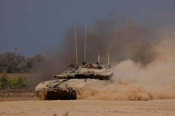 Un tanque israelí maniobra cerca de la frontera con Gaza, en el sur de Israel, la semana pasada.