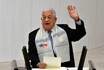 El presidente palestino Mahmoud Abbas habla en el parlamento turco en Ankara, el mes pasado.