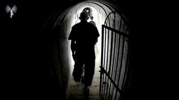 Yahya Sinwar caminando en un túnel de Gaza el 10 de octubre. Llevaba zapatillas y estaba en compañía de una mujer, probablemente su esposa.