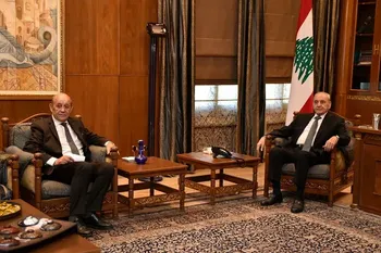 El presidente del Parlamento libanés, Nabih Berri, en una reunión con el ex ministro de Defensa de Francia, Jean-Yves Le Drian, en Beirut, el martes.