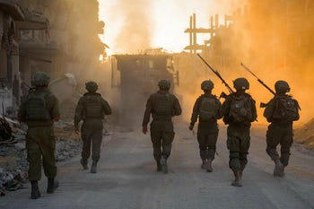 Esta foto publicada por el ejército israelí en septiembre muestra a las tropas israelíes durante las operaciones en Gaza en medio de la guerra en curso en el territorio palestino entre Israel y Hamas.