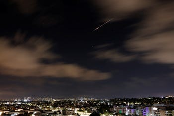 Un misil tierra-tierra que fue lanzado desde Yemen hacia Israel es interceptado por el sistema Arrow de Israel fuera del territorio israelí, según el ejército israelí, visto desde Ashkelon el viernes por la mañana.