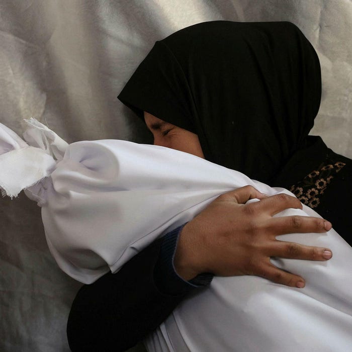 Una donna di Gaza che culla il corpo di un bambino, la scorsa settimana. Credito: Omar El Qattaa/AFP Una donna di Gaza che culla il corpo di un bambino, la scorsa settimana.