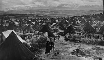I rifugiati camminano nel campo profughi di Nahr al-Bared, in Libano, nel 1952.
