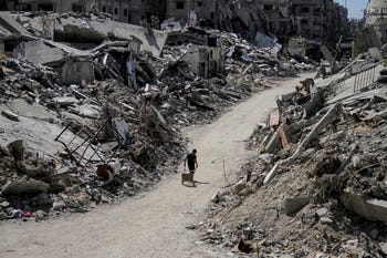 Un palestinese cammina tra le macerie degli edifici danneggiati, distrutti durante l'offensiva militare israeliana, nel mezzo del conflitto in corso tra Israele e Hamas, a Beit Lahia, nella Striscia di Gaza settentrionale, 12 giugno 2024. Credito: REUTERS/Mahmoud Issa Un palestinese cammina tra le macerie degli edifici danneggiati, distrutti durante l'offensiva militare israeliana, nel contesto del conflitto in corso tra Israele e Hamas, a Beit Lahia, nella Striscia di Gaza settentrionale, 12 giugno 2024.