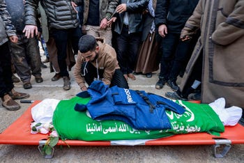 Il funerale di Shatha al-Sabbagh a Jenin domenica scorsa. Al-Sabbagh, studente di giornalismo palestinese, sarebbe stato assassinato dalle forze di sicurezza palestinesi.