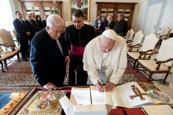 Il presidente palestinese Mahmoud Abbas, a sinistra, e Papa Francesco, a destra, a dicembre.
