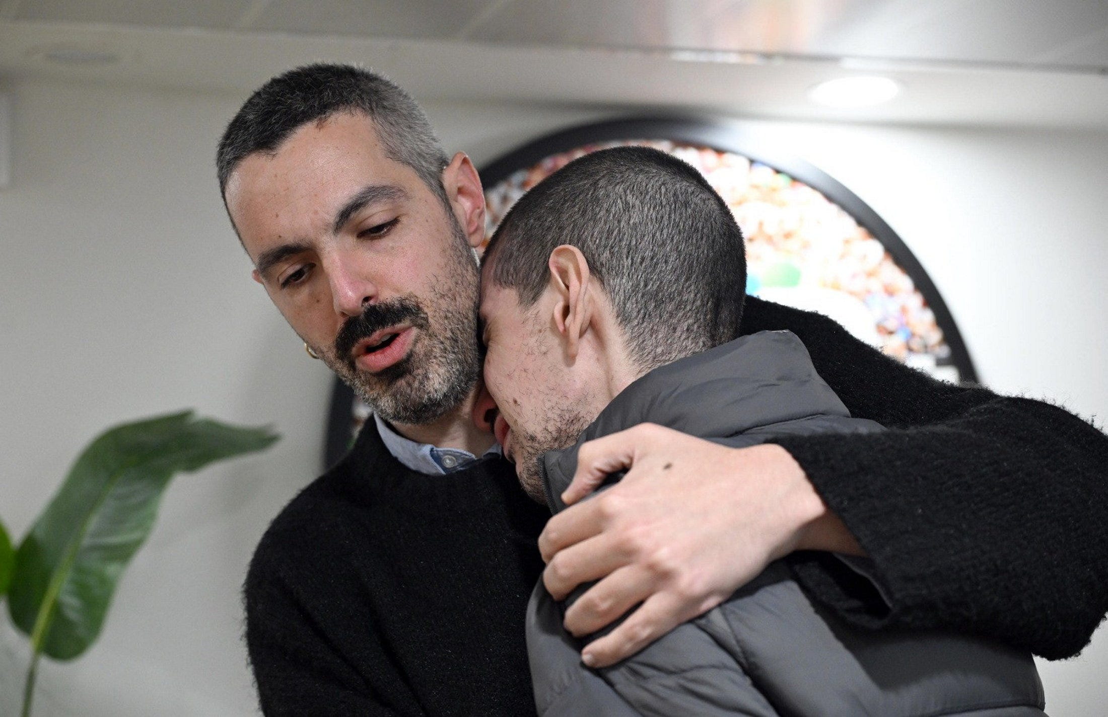 אח של אור לוי: החטופים כמעט לא אכלו, הרעיבו אותם. הגברים לא ישרדו שם ...