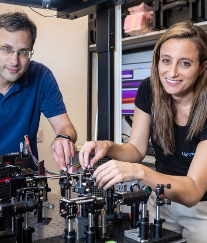 Dr. Ruti Ben-Shlomi and Dr. Chene Tradonsky, LightSolver's founders, in the lab | Photo: Lightsolver. Dr. Ruti Ben-Shlomi and Dr. Chene Tradonsky, LightSolver's founders, in the lab | Photo: Lightsolver