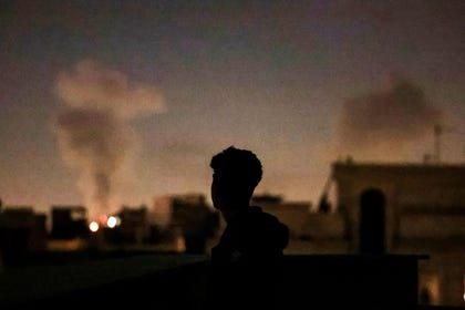 Una columna de humo se eleva después de un ataque en Teherán el miércoles.