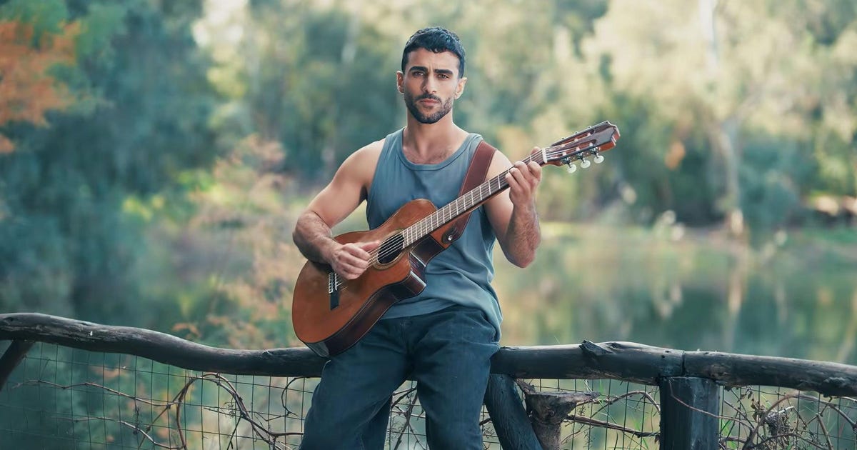 הזמר הלוחם מ' נחשף - מתן חסן. אבל החדש שלו הוא ארוטיקה מיליטריסטית ...