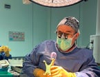 פרופ' ג'וש שרודר בחדר הניתוח | צילום: דוברות הדסה