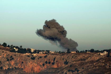 Esta fotografía tomada en la zona sur libanesa de Marjayoun muestra humo elevándose desde el lugar de un ataque israelí que tuvo como objetivo la aldea de Arnoun el 3 de junio de 2026.