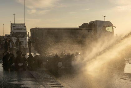 La policía utilizó un cañón de agua contra manifestantes ultraortodoxos en el centro de Israel a principios de este mes.
