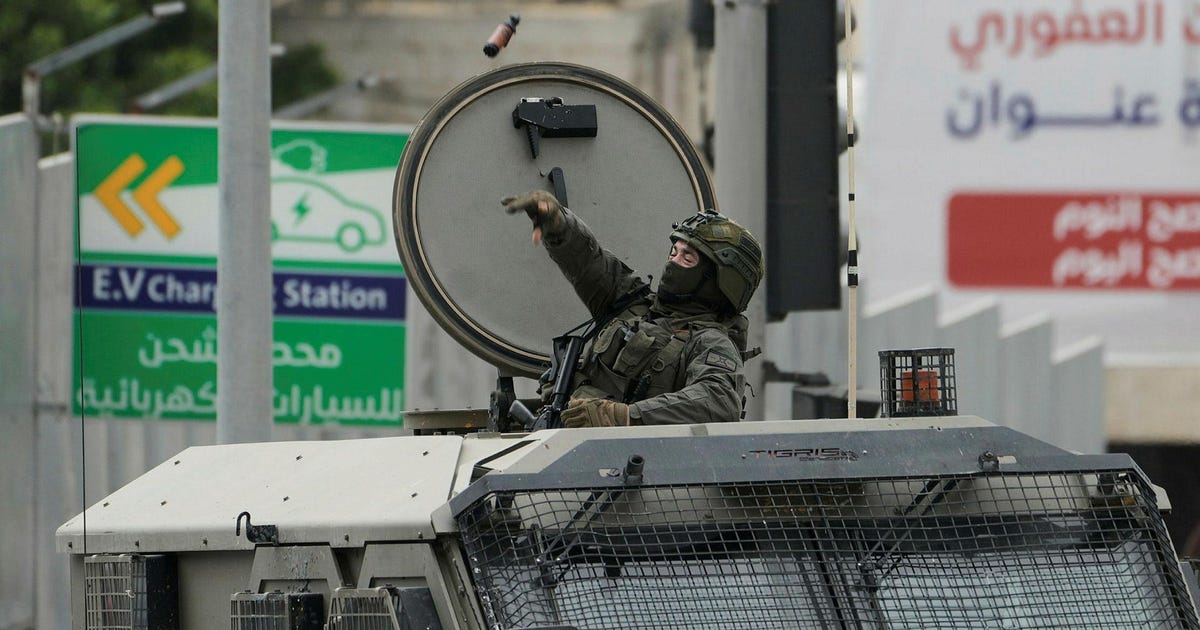 Israelis fleeing traffic stop cause lockdown of West Bank village