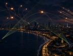זירת חוף עירונית בלילה שבה מערכות חישה והגנה :פועלות זו לצד זו | צילום coastal defense