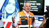 מייסד ומנכ"ל העמותה יד עזר לחבר ד"ר סבג שמעון ברקע האמבולנס | צילומים: באדיבות עמותת יד עזר לחבר