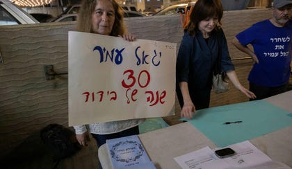 פעילים למען יגאל עמיר באירוע לזכר מאיר כהנא. הם לא מבקשים לשחרר רק את רוצחו של ראש הממשלה, הם מבקשים לתת דרור לעיקרון שהוא מייצג