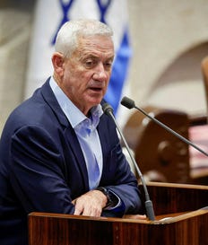 בני גנץ. גם אחרי שנפרד מהמאור דדי שמחי, גם אחרי שכל הסקרים מלמדים שאין לו מה לחפש בג'ונגל הזה – הוא עדיין מפלרטט פוליטית עם דמות מופת אחרת, שרת המשפטים הכושלת לשעבר, איילת שקד