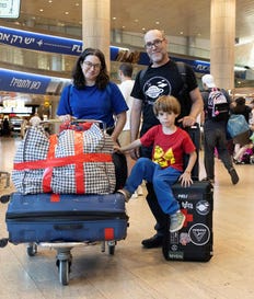 מדור טיסות
הראל שרייבר
יונתן מקס שרייבר
מעין לוין
