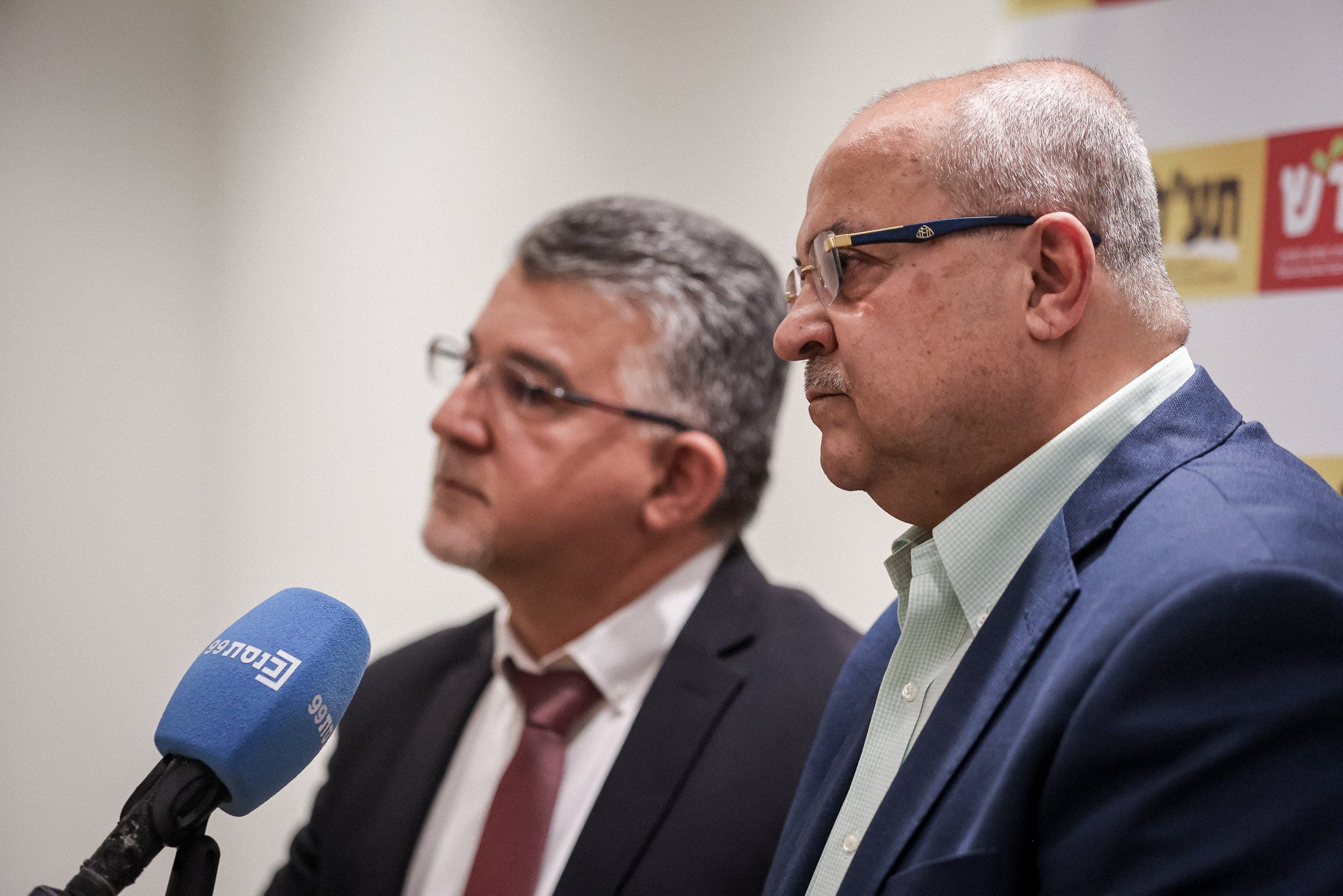 אחמד טיבי ויוסף ג'בארין. יש קואליציה, יש אופוזיציה ויש קטגוריה מיסטית בשם "ערבים". צילום: איתי כהן אחמד טיבי ויוסף ג'בארין. יש קואליציה, יש אופוזיציה ויש קטגוריה מיסטית בשם "ערבים"