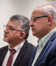 אחמד טיבי ויוסף ג'בארין. יש קואליציה, יש אופוזיציה ויש קטגוריה מיסטית בשם "ערבים". צילום: איתי כהן אחמד טיבי ויוסף ג'בארין. יש קואליציה, יש אופוזיציה ויש קטגוריה מיסטית בשם "ערבים"