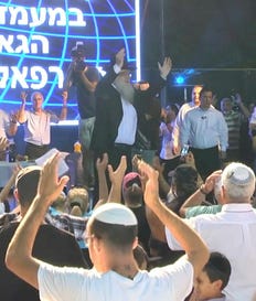 כנס בהשתתפות הרב רפאל מאמו. גם אם לרב אין "חצר", אין ספק כי הוא משמש כמנהיג או בר־סמכא לקהל מעריצים ונועצים. צילום: צילום מסך מערוץ היוטיוב של רפאל מאמו כנס בהשתתפות הרב רפאל מאמו. גם אם לרב אין "חצר", אין ספק כי הוא משמש כמנהיג או בר־סמכא לקהל מעריצים ונועצים