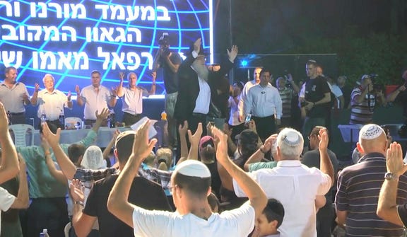 כנס בהשתתפות הרב רפאל מאמו. גם אם לרב אין "חצר", אין ספק כי הוא משמש כמנהיג או בר־סמכא לקהל מעריצים ונועצים