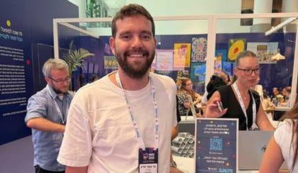 עומר שרון, מנכ"ל Interaa - עם נקודת מגע במתחם מפעל הפיס בכנס MUNI EXPO 2026 | צילום: פרטי. עומר שרון, מנכ"ל Interaa - עם נקודת מגע במתחם מפעל הפיס בכנס MUNI EXPO 2026 | צילום: פרטי