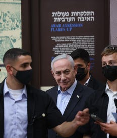 פותחת