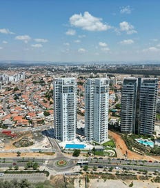 פרויקט מול ים, בגבעת אולגה. שני המגדלים נבנו על ידי קבוצת שי חי ושותפים