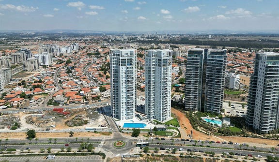 פרויקט מול ים, בגבעת אולגה. שני המגדלים נבנו על ידי קבוצת שי חי ושותפים. צילום: Yair B/Shutterstock.com פרויקט מול ים, בגבעת אולגה. שני המגדלים נבנו על ידי קבוצת שי חי ושותפים