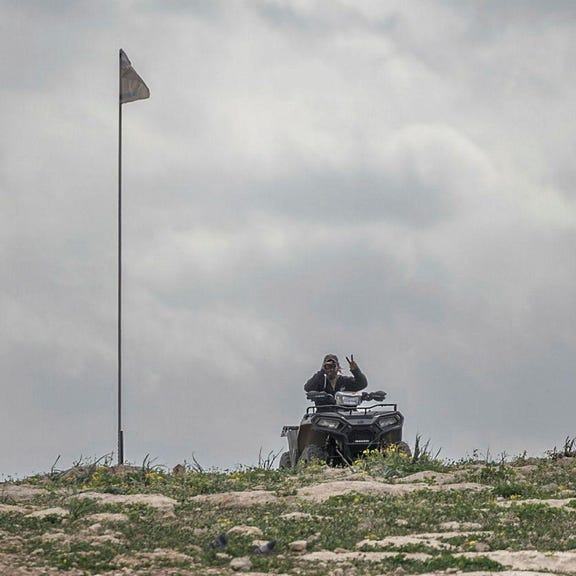 מתנחל רכוב על טרקטורון בצפון הבקעה, בפברואר. צילום: איתי רון מתנחל רכוב על טרקטורון בצפון הבקעה, בפברואר
