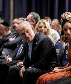 פותחת