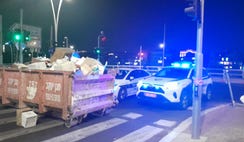 מכולה שהוצבה בכניסה לשכונת מתחם הסופרים בבני ברק, הערב