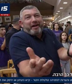 רפאל עם וינטר. משיחיסט תוסס, שאוחז בכריזמה של פיראט השיכור מעצמו, ובטוח כי הוא מתת האל לפוליטיקה הישראלית