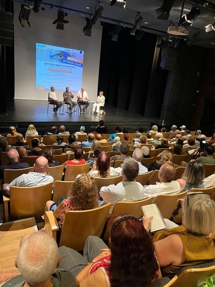 כנס לקהל הרחב בהרצליה בהובלת מר משה נסטלבאום | צילום: באדיבות עמותת לראות. כנס לקהל הרחב בהרצליה בהובלת מר משה נסטלבאום | צילום: באדיבות עמותת לראות
