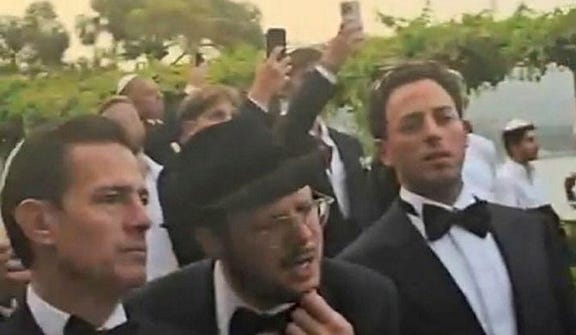 משמאל לימין: אנריקה פניה נייטו, אבישי נריה ודיוויד גפנר, בחתונה בשבוע שעבר