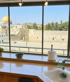 הנוף לכותל המערבי שנשקף מחלון המטבח