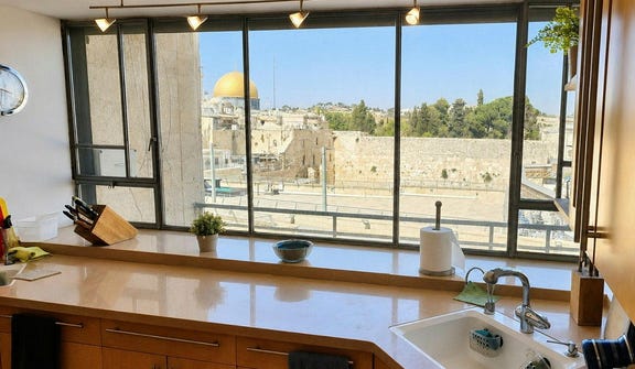 הנוף לכותל המערבי שנשקף מחלון המטבח. צילום: יעקב שטרסר הנוף לכותל המערבי שנשקף מחלון המטבח