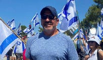 אייל ולדמן בהפגנה בירושלים, בבוקר ההצבעה על ביטול עילת הסבירות